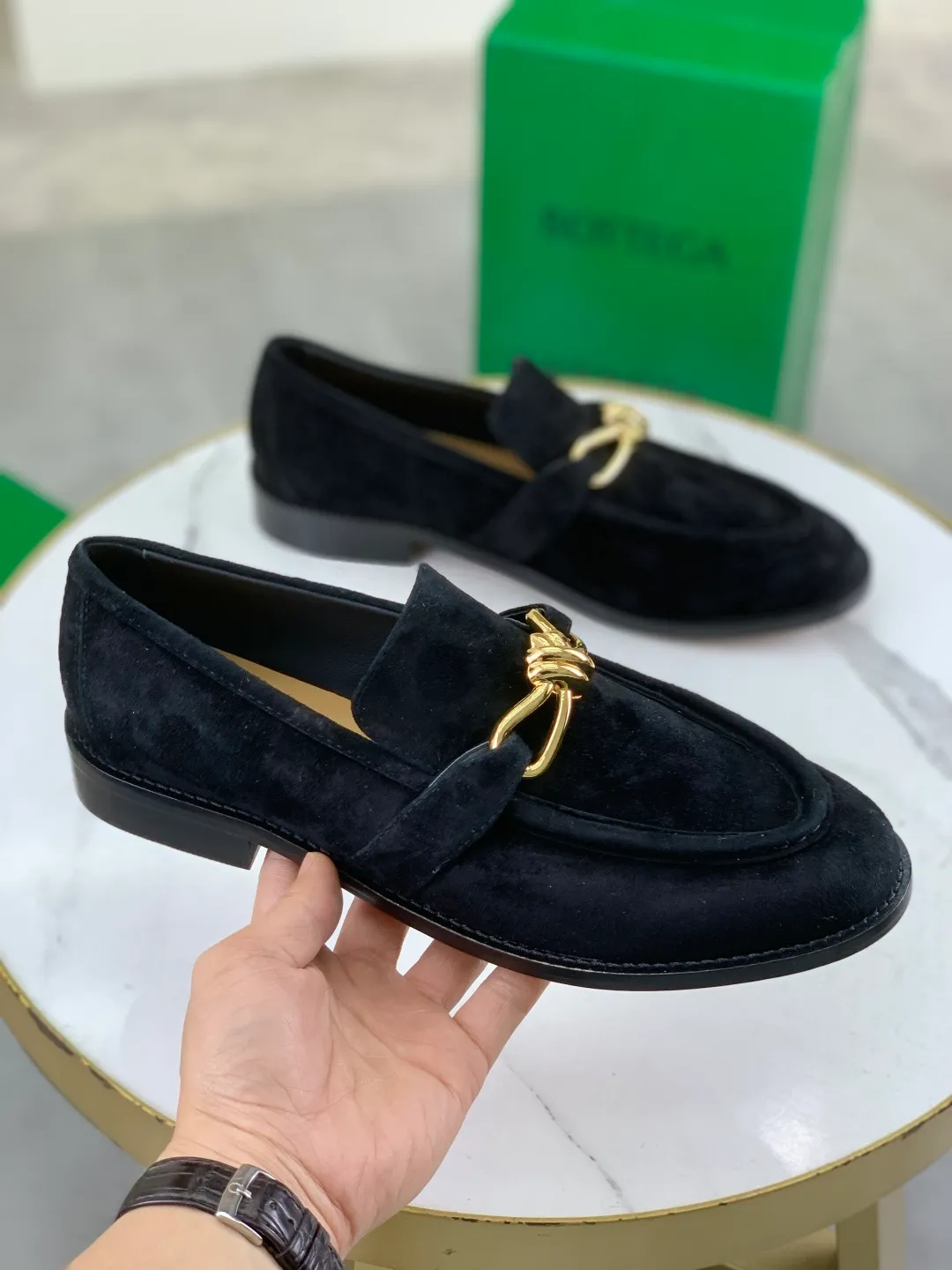 Men's shoes 💰P820 [New model] (genuine leather outsole) water-dyed cow lining 💰High-quality business couple leather shoes 💎💎💎 BOTTEGA VENETA official website synchronizes the latest top version of BV in the market, accept material comparison, shoe type comparison, process comparison, practical and textured, versatile and suitable for any occasion, the more you look at it, the more flavorful it becomes. Purely hand-knitted craftsmanship - Upper material, calfskin imported from Italy 🇮🇹 - High-quality water-dyed cowhide lining - Original private model customized leather outsole -Size: Female 35-39 (40 ordered) Male 39-44 (38 45 can be customized) Color: Multiple colors available